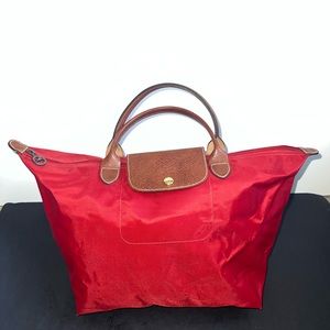 LONGCHAMP LE PLIAGE Original Handbag! Size medium in the color red❤️